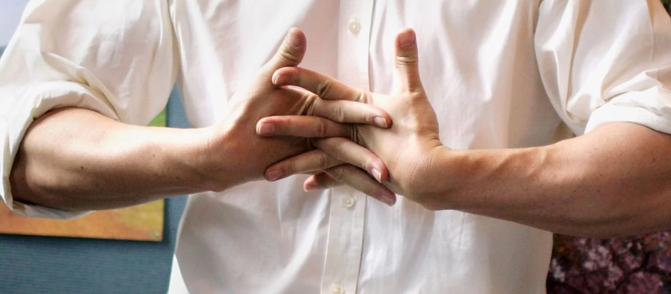 Κάνετε «κρακ» στα δάχτυλά σας; - Δείτε τι μπορεί να προκληθεί από αυτή τη συνήθεια (βίντεο)